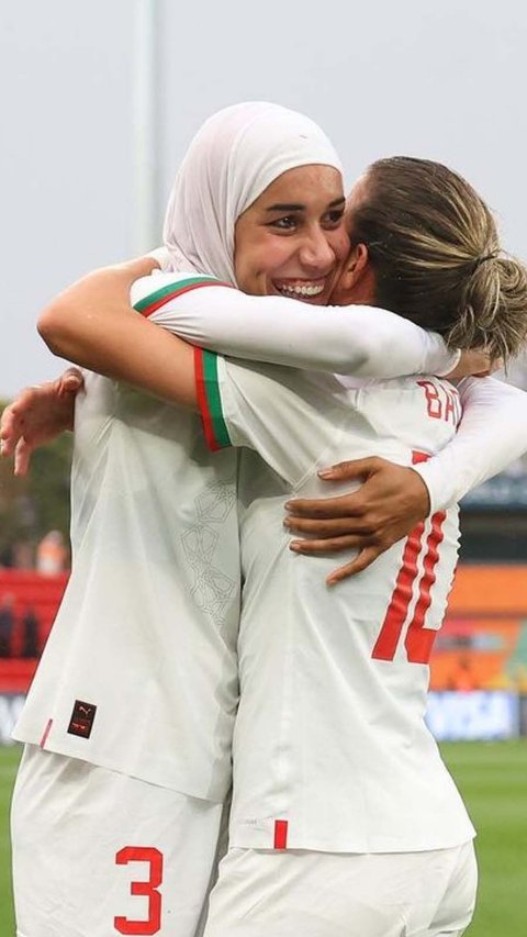 FOTO: Menginspirasi, Ini Pesepakbola Maroko yang Jadi Pemain Berhijab Pertama di Piala Dunia Wanita
