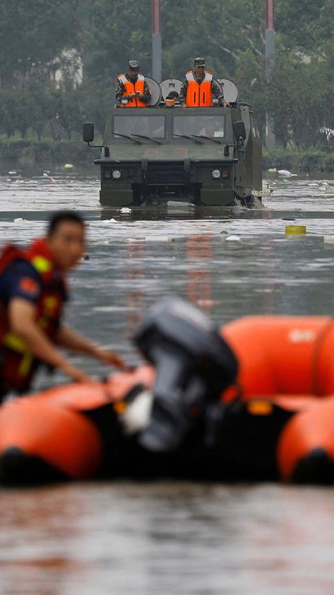 FOTO: Tentara China Diterjunkan untuk Evakuasi Korban Banjir Parah di Beijing