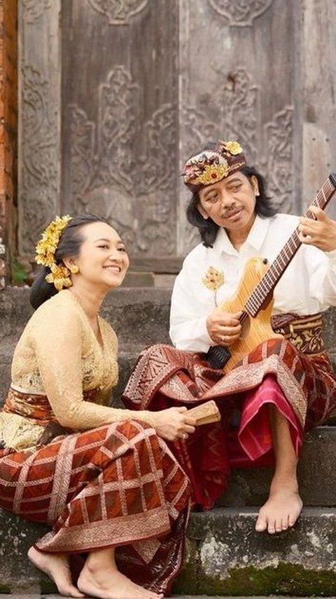 Jarang Tersorot, 8 Foto Mesra Dewa Budjana dan Istri yang Sudah 20 Tahun Menikah