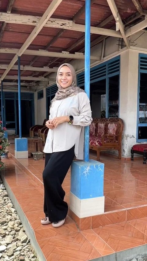 Mengenang Masa Lalu, Potret Cantik Enno Lerian di Kampung Halaman 'Main Layangan di Sawah'