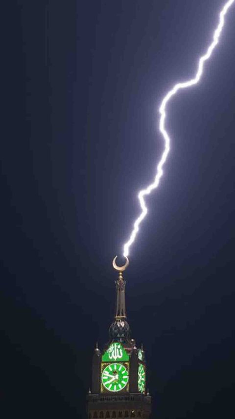 Photographer Captures Perfect Lightning Strike at Mecca's Royal Clock