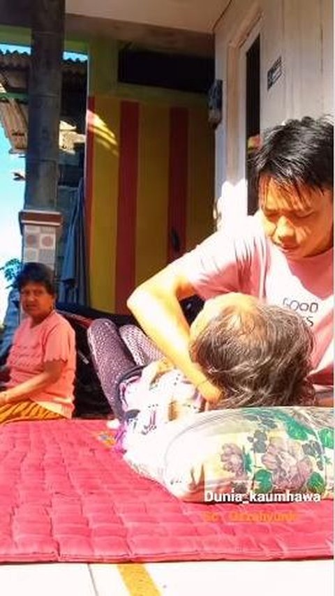 Pria Ini Beri Perlakuan Luar Biasa ke Ibu, Aksinya Banjir Doa Mulia