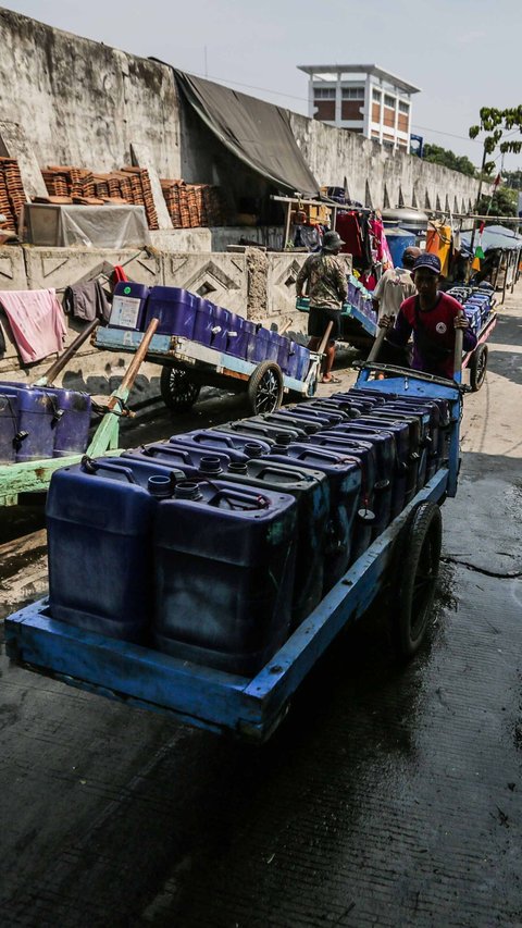 FOTO: Musim Kemarau, Kebutuhan Air Bersih Jeriken di Muara Angke Meningkat