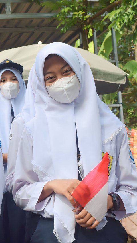 Lamongan Junior High School Teacher Shaves 14 Female Students for Not Wearing Hijab