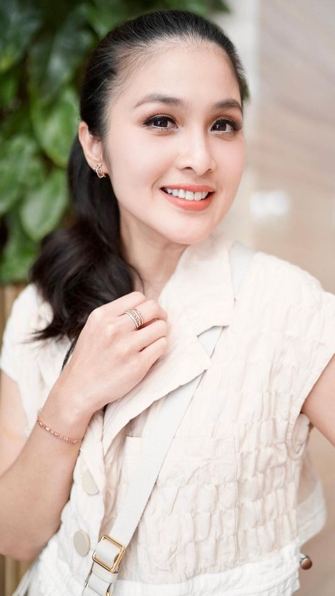 Style All White Head To Toe Sandra Dewi, Elegan Maksimal!