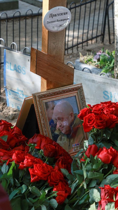 FOTO: Penampakan Makam Bos Wagner Yevgeny Prigozhin Penuh dengan Mawar Merah hingga Dijaga Ketat Tentara dan Polisi