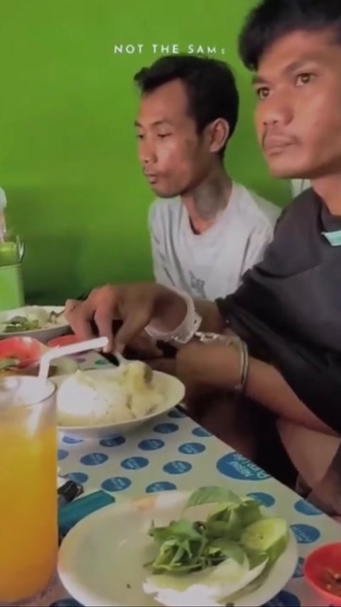 Viral Aksi Polisi Ajak Makan Para Tahanan di Warung, Borgol di Tangan Jadi Sorotan