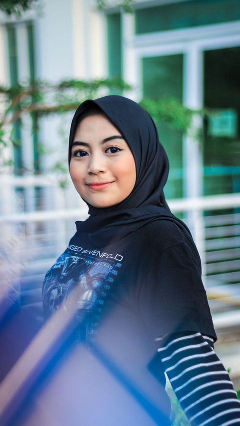 Takut Pipi Tumpah-Tumpah, MUA Ini Tunjukkan Trik Pakai Hijab yang Bikin Wajah Auto Tirus