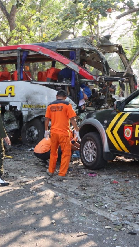 Kecelakaan Maut Bus Sugeng Rahayu Vs Eka di Ngawi, Tiga Penumpang Tewas