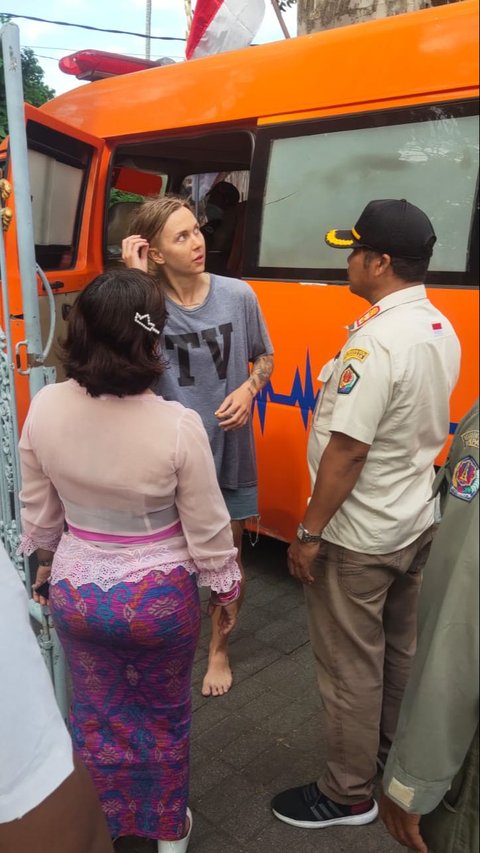 Diduga Depresi dan Linglung, Bule Rusia Telanjang di Kantor Satpol PP Kota Denpasar