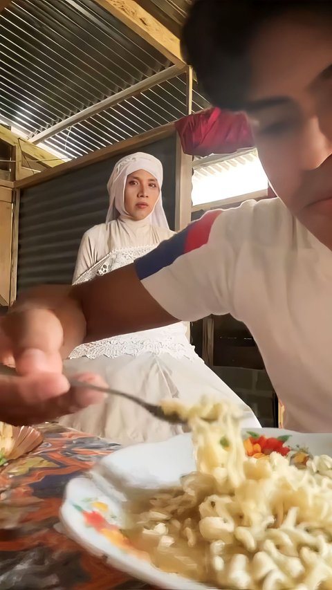 Istri Capek-Capek Masak Masih Pakai Baju Pengantin, Suami Malah Pilih Beli Mi Instant