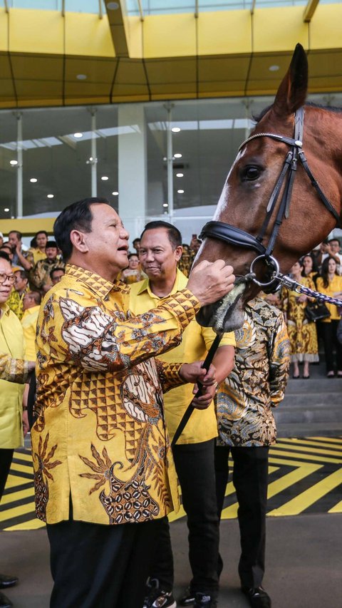 FOTO: Kehadiran Kuda Cokelat Mengejutkan Prabowo saat Mengunjungi Markas Golkar