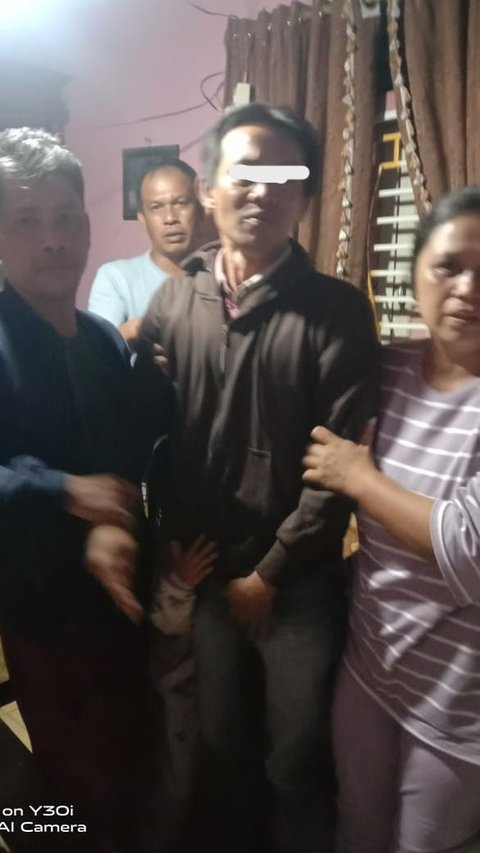 Tampang Pelaku Ketapel Guru di Bengkulu Serahkan Diri ke Polisi, Diiringi Isak Tangis Keluarga