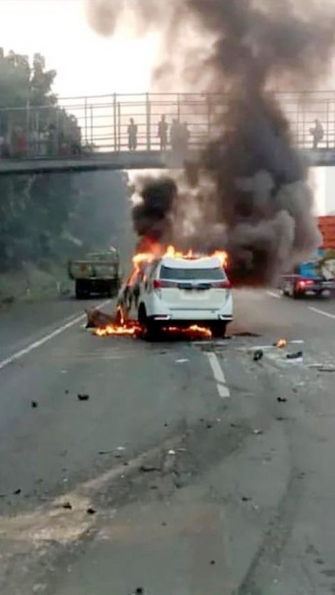 Seruduk Truk, Innova Terbakar di Ruas Tol Jakarta-Tangerang