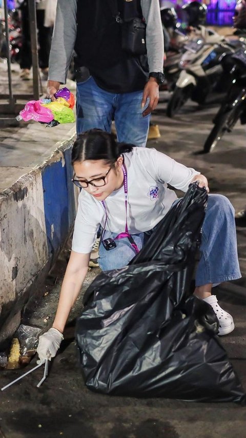 Potret Prilly Latuconsina Pungut Sampah usai Jember Fashion Carnaval 2023, Ada Misi Besar di Baliknya