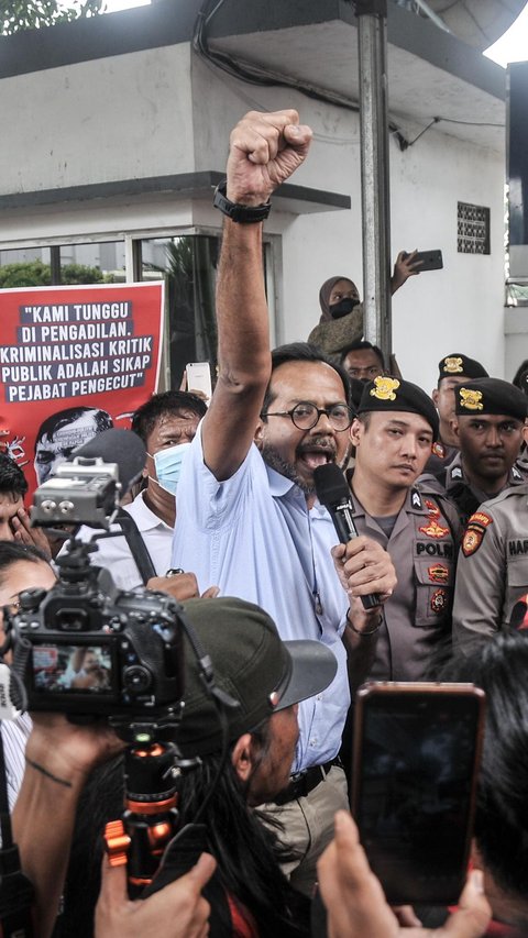 VIDEO: Pengacara Cecar Jenderal TNI Soal Luhut Ancaman Negara, Haris Azhar Tertawa
