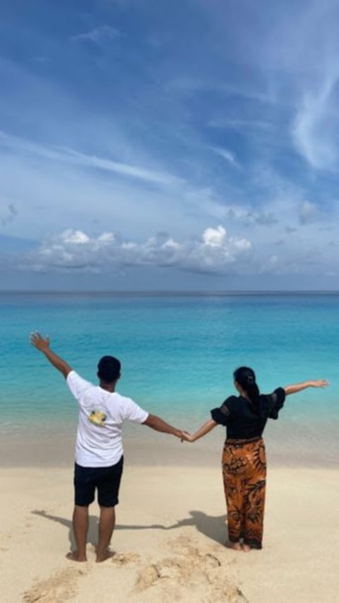 Menilik Pesona Pantai Lamolo, Menawarkan Keindahan Layaknya Laut Maladewa
