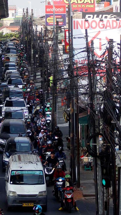 FOTO: Pemprov DKI Ancam Gunting Kabel Semrawut yang Tak Dibenahi