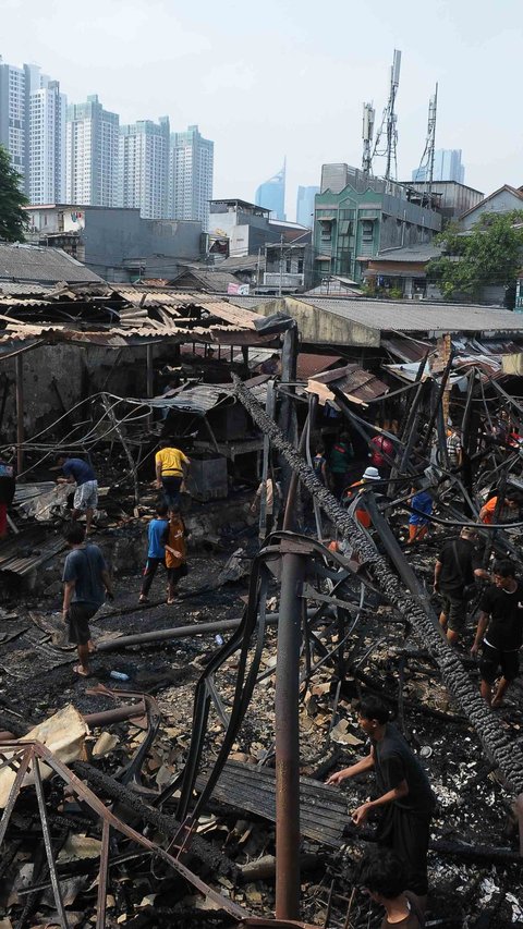 FOTO: Sisa-Sisa Kebakaran di Pasar Kambing Tanah Abang, 130 Kios Hangus Rata dengan Tanah