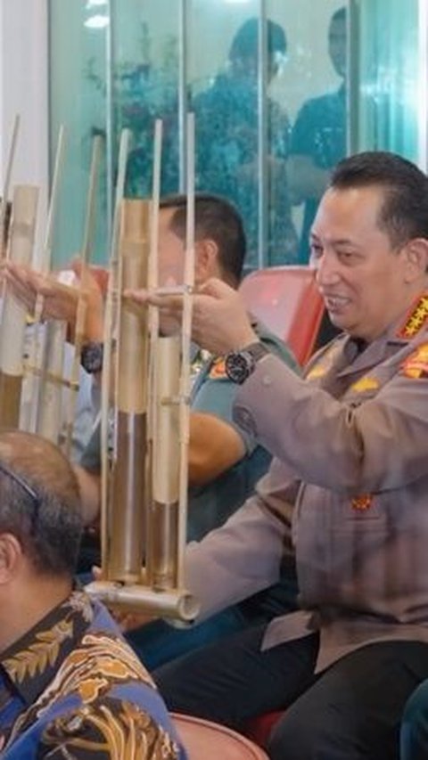 Begitu Santai, Intip Gaya Kapolri & Panglima TNI Ikut Main Angklung Pecahkan Rekor Dunia