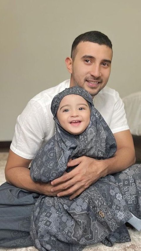 Intip Momen Kedekatan Ali Syakieb dengan Baby Guzel, Hot Daddy Seperti Jaga Boneka Hidup