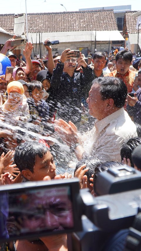 Potret Prabowo Asyik Main Air dengan Anak-Anak di Gunungkidul