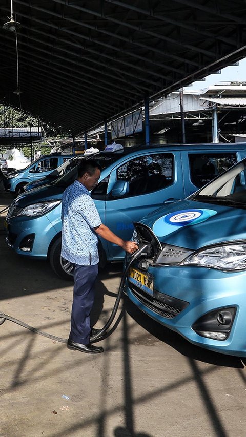 FOTO: Mengintip Stasiun Pengisian Daya Taksi Listrik di Markas Blue Bird