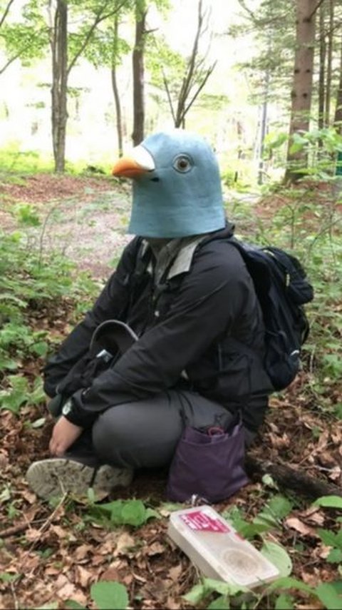 Scientists Wear Bird Head Costumes for a Year for Research