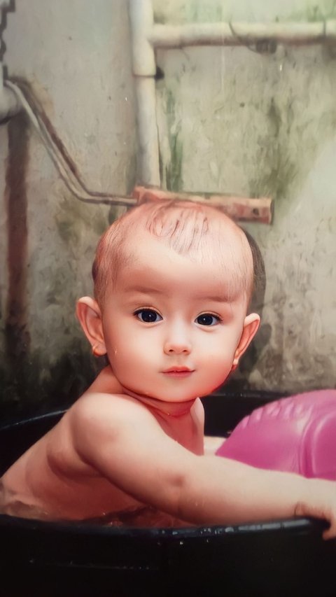 Bayi Blasteran Bule di Foto Ini Kini Artis Top, Coba Tebak?