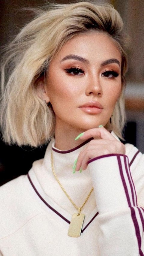 Agnez Mo's Appearance Causes a Stir in the Neighborhood while Handling e-KTP, Wearing a Million Dollar Outfit, and the Bottom...