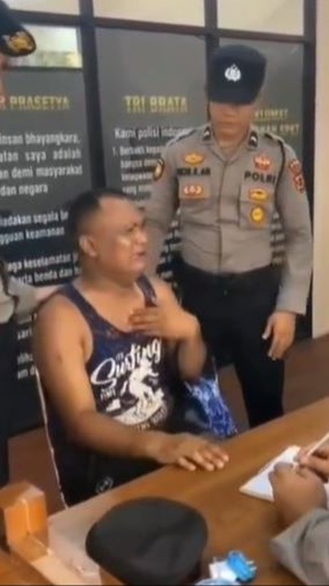 Potongan Rambut Cepak dan Berbadan Gede, Pria Ini Nangis Kejer di Kantor Polisi Ayamnya Hilang