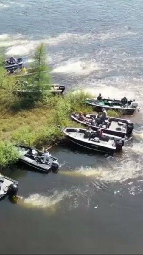 This Island is Pushed by Boats Every Year So It Doesn't Hit a Bridge