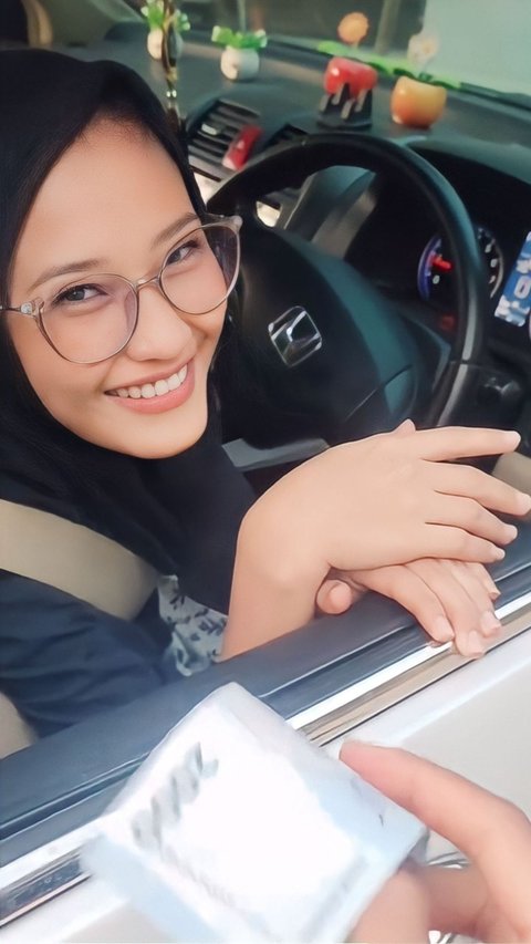 Cinta Beda Status Ekonomi, Viral Video Wanita Bawa Mobil, Cowoknya Disangka Tukang Parkir
