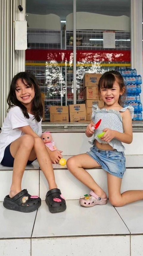 Potret Duo 'Bule Ciganjur' Anak Yasmine Wildblood Main di Halaman Mini Market, Netizen 'Rafathar Lihat Ada Cewek Cantik'