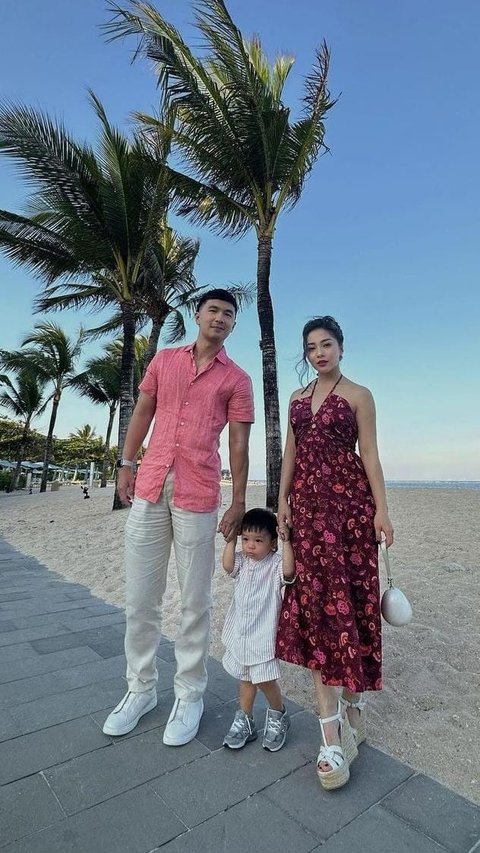 Cantik Banget! Potret Nikita Willy Tampil Stunning Pakai Dress Merah Hadiri Acara Pernikahan di Bali