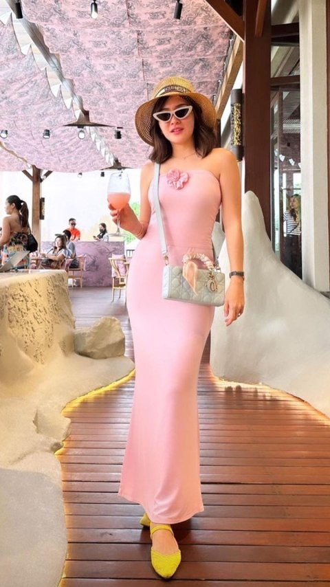 Pesona 'Hot Mom' Shandy Aulia Tampil Dalam Balutan Dress Pink yang Menawan, Disebut Kayak Barbie