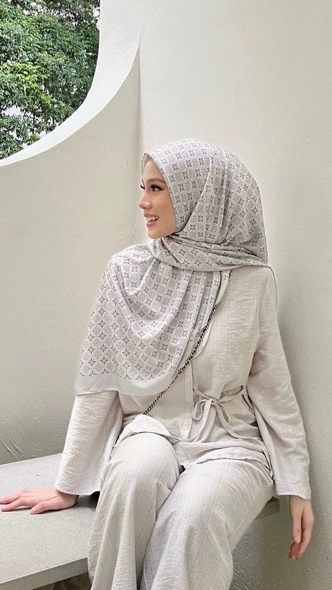 Style 'Sat Set' Square Hijab with Ring