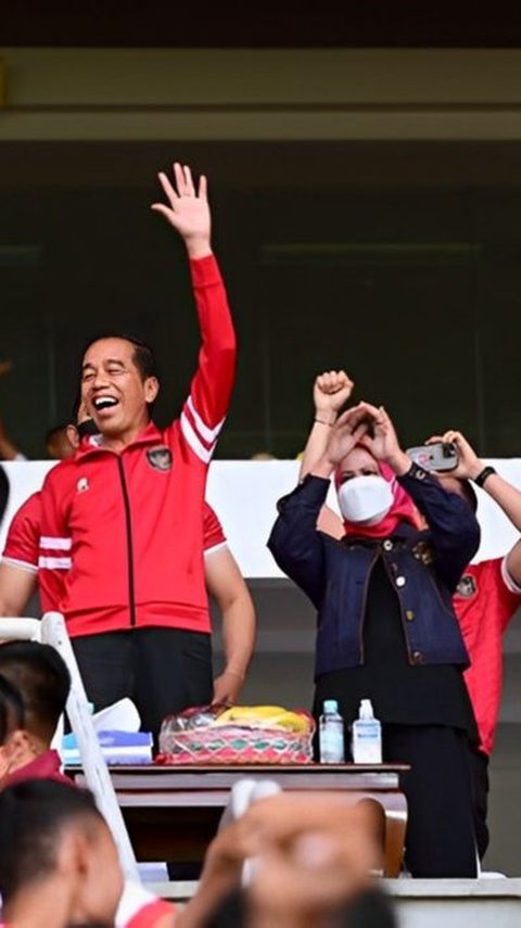 Jokowi Kepergok Nobar Timnas Indonesia di Pos Polisi, Netizen Salfok ke Polisi di Belakang: Pada Enggak Berani Duduk