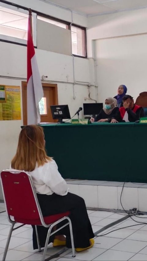 Isak Tangis TikToker Lina Mukherjee di Depan Hakim, Minta Dibebaskan dari Pidana Kasus Konten Makan Babi Ucap Basmalah
