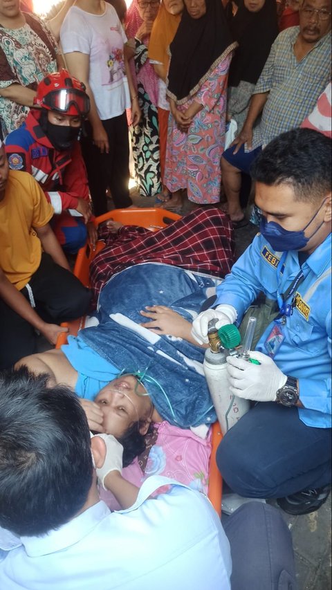Pria Berbobot 200 Kg Jatuh di Kamar Mandi Tak Bisa Bangun, Dievakuasi Damkar dan Diangkut Pikap
