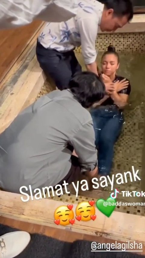 Pernah Ngaku Agnostik, 8 Momen Haru Angela Gilsha Saat Dibaptis, Banjir Ucapan Selamat