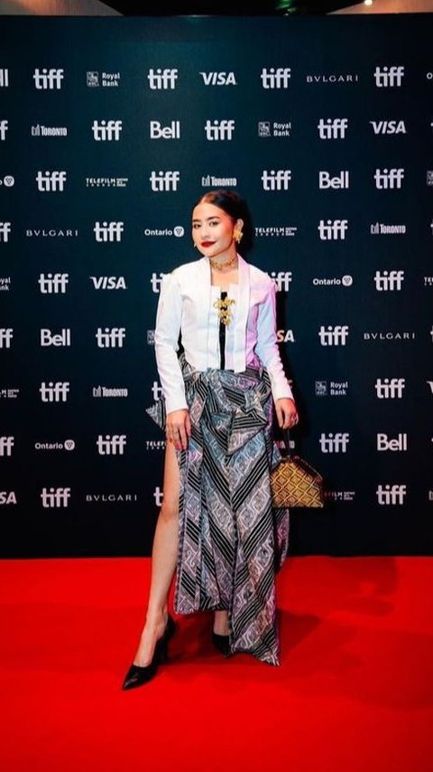 Bikin Pangling, 8 Foto Prilly Latuconsina Pakai Kebaya Saat Premiere Film Terbaru di Toronto