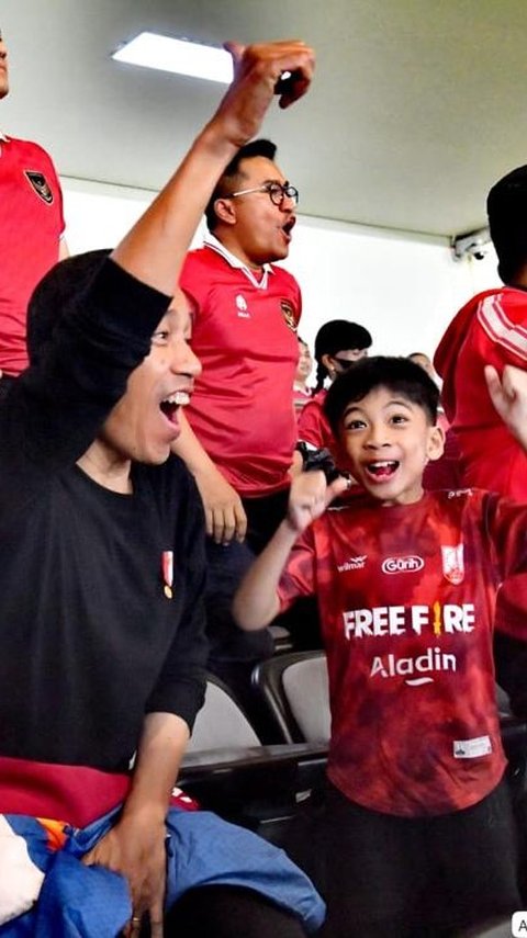 Tingkah Lucu Jan Ethes Nonton Timnas Indonesia U-23, Penuh Semangat Rayakan Kemenangan