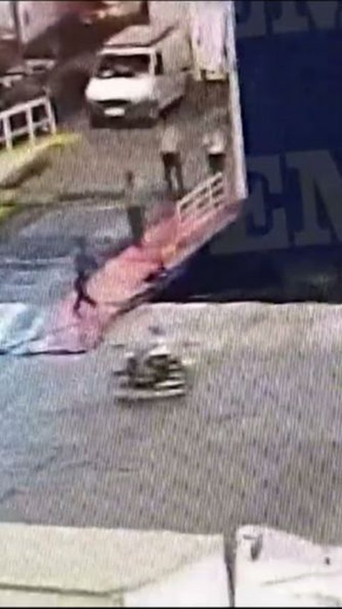 A Man Pushed into Sea to Death for Late Ferry Boarding