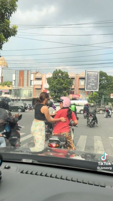 Aksi Wanita Turun dari Mobil untuk Bantu Garuk Punggung Pengendara Lain Ini Viral, Bikin Ngakak