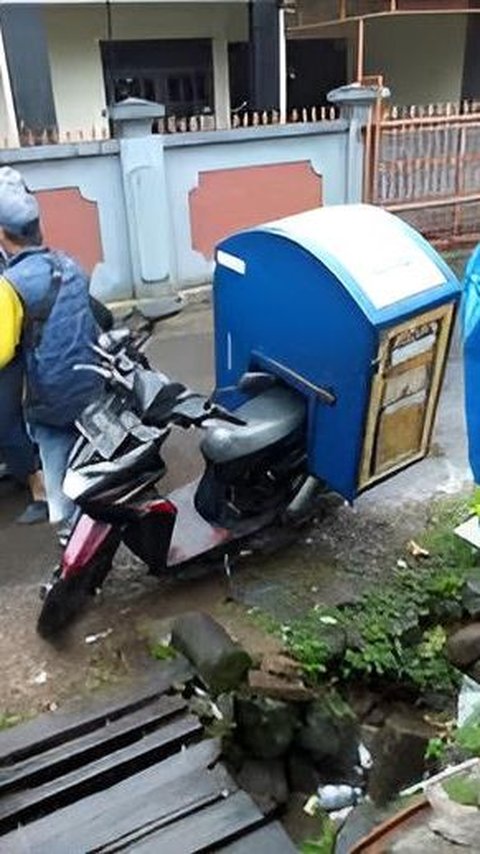 Terlalu Pede Lewat Gang Sempit, Motor Penjual Roti Keliling Ini Tersangkut Sekalian dengan Gerobaknya