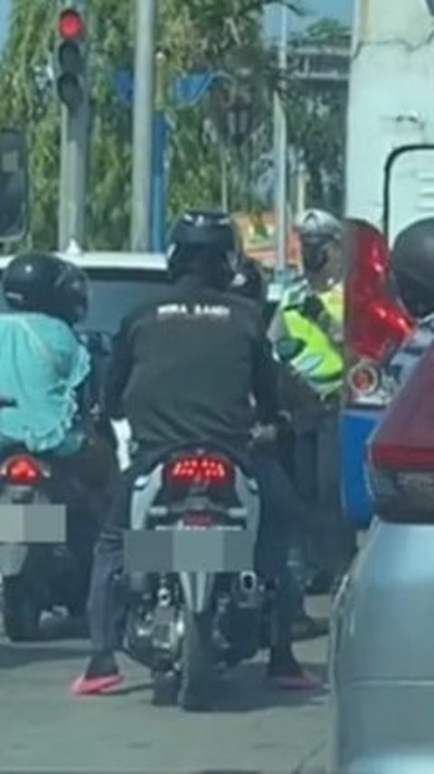 Jurus Kepepet Pria Tak Pakai Helm Ngumpet Masuk Bus, Polisi Mau Tilang Kebingungan