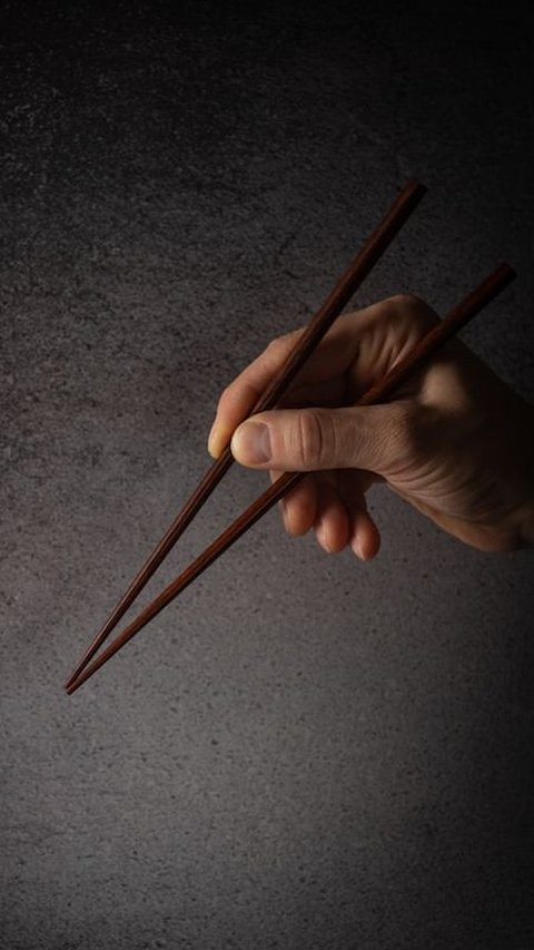 How To Hold Chopsticks: A Complete Guide And Tips For Learners