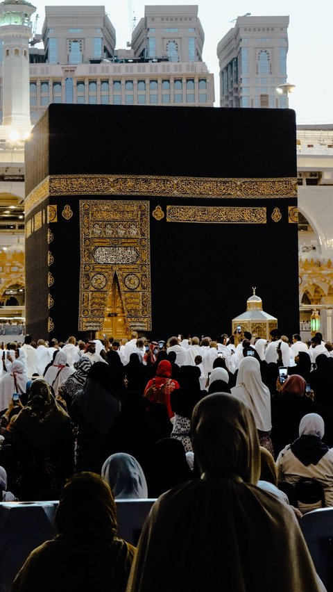 Tangis Ibu Pecah! 5 Tahun Tak Bertemu Akhirnya Bisa Peluk Anak di Depan Kabah