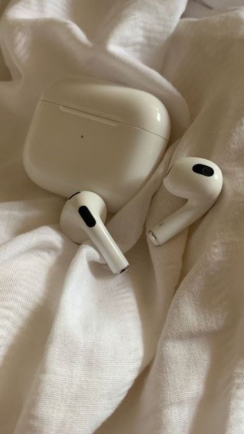 Woman Accidentally Swallows Apple AirPod For Mistaking It As Vitamin